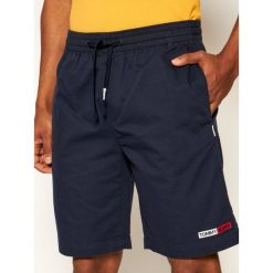 Szorty sportowe Tommy Jeans Basketball DM0DM08714. Niebieskie spodenki sportowe męskie Tommy Jeans, m, bez wzorów, z jeansu, sportowe, do koszykówki. W wyprzedaży za 209,00 zł.