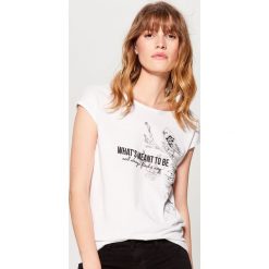 Koszulka z nadrukiem - Biały. Białe t-shirty damskie Mohito, l, z nadrukiem. W wyprzedaży za 29,99 zł.
