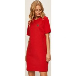 Love Moschino - Sukienka. Czerwone sukienki damskie Love Moschino, na co dzień, bez wzorów, z elastanu, casualowe, z okrągłym kołnierzem, z krótkim rękawem, krótkie, mini, proste. W wyprzedaży za 599,90 zł.