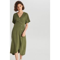 Sukienka midi - Khaki. Brązowe sukienki damskie Cropp, s, bez wzorów, bez kołnierzyka, bez rękawów, midi. Za 79,99 zł.