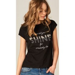 T-shirty damskie: Bawełniana koszulka ze zdobionym napisem – Czarny