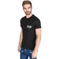 Versace Jeans Couture Koszulka Czarny. Czarne podkoszulki męskie Versace Jeans Couture, xxl, z haftami, z bawełny, bez kołnierzyka, krótkie. Za 274,95 zł.
