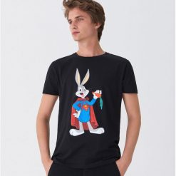 Koszulka z nadrukiem Królik Bugs - Czarny. Czarne koszulki męskie House, xl, z nadrukiem, bez kołnierzyka, bez rękawów. Za 49,99 zł.