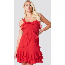 Linn Ahlborg x NA-KD Sukienka z falbankami - Red. Czerwone sukienki asymetryczne marki Linn Ahlborg x NA-KD, z poliesteru, z asymetrycznym kołnierzem. Za 141,95 zł.