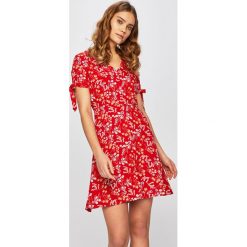 Vero Moda - Sukienka. Czerwone sukienki damskie Vero Moda, na co dzień, s, bez wzorów, z wiskozy, casualowe, bez kołnierzyka, bez rękawów, mini, proste. W wyprzedaży za 119,90 zł.