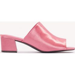 Klapki damskie: NA-KD Shoes Satynowe klapki na niskim obcasie – Pink