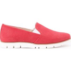 Dziurkowane slip-on'y - skóra naturalna - model 253 - kolor czerwony. Czerwone półbuty damskie Zapato, bez wzorów, ze skóry, bez obcasa, bez zapięcia. Za 299,00 zł.