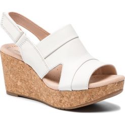 Sandały CLARKS - Annadel Ivory 261405934 White. Białe klapki damskie Clarks, bez wzorów, ze skóry, bez obcasa, na obcasie. W wyprzedaży za 209,00 zł.