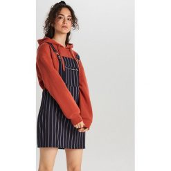 Sukienka ogrodniczka - Granatowy. Niebieskie sukienki damskie Cropp, s, bez wzorów, bez kołnierzyka, bez rękawów. W wyprzedaży za 29,99 zł.