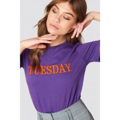 Trendyol T-shirt Every Day - Purple. Szare t-shirty damskie marki Trendyol, na co dzień, l, z poliesteru, casualowe, midi, rozkloszowane. Za 80,95 zł.