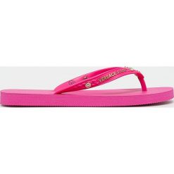 Versace Jeans - Japonki. Różowe klapki damskie Versace Jeans, bez wzorów, z jeansu, bez obcasa. W wyprzedaży za 139,90 zł.