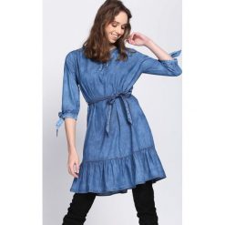 Niebieska Sukienka Girls Power. Niebieskie sukienki damskie Born2be, na imprezę, bez wzorów, z denimu, z falbankami, bez rękawów. Za 69,99 zł.