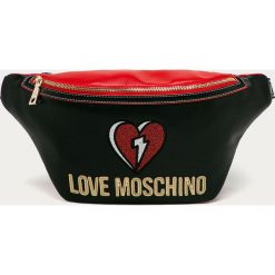 Love Moschino - Nerka. Czarne nerki damskie Love Moschino, w paski, ze skóry ekologicznej, duże, z aplikacjami. Za 719,90 zł.
