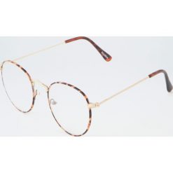 Przezroczyste okulary w rogowej oprawce. Szare okulary przeciwsłoneczne damskie Pull&Bear. Za 49,90 zł.