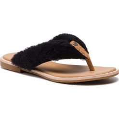 Japonki UGG - W Alicia 1101030 W/Blk. Czarne klapki damskie Ugg, bez wzorów, ze skóry, bez obcasa, na obcasie. W wyprzedaży za 349,00 zł.