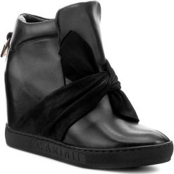 Sneakersy CARINII - B4096 E50-360-000-B88. Czarne półbuty damskie Carinii, na co dzień, bez wzorów, ze skóry, bez obcasa, na koturnie, bez zapięcia. W wyprzedaży za 289,00 zł.