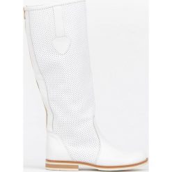 Kozaki dziurkowane z suwakiem - skóra naturalna - model 126 - kolor biały. Białe kozaki damskie Zapato, ze skóry, bez obcasa, bez zapięcia. W wyprzedaży za 391,20 zł.