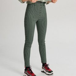 Spodnie high waist z guzikami - Khaki. Brązowe spodnie damskie Cropp, z podwyższonym stanem. W wyprzedaży za 39,99 zł.