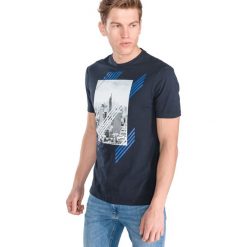 Armani Exchange Koszulka Niebieski. Niebieskie podkoszulki męskie Armani Exchange, xl, z nadrukiem, z bawełny, z krótkim rękawem. Za 257,95 zł.