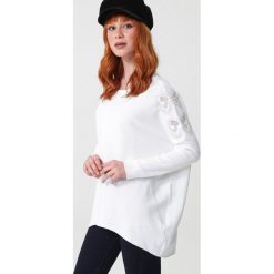 Biały Sweter Burning Questions. Białe swetry dziewczęce Born2be, z haftami, z dzianiny, z okrągłym kołnierzem, długie. Za 109,99 zł.