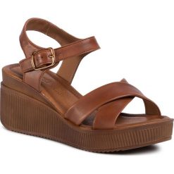 Sandały LASOCKI - 2242-03 Brown. Pomarańczowe klapki damskie Lasocki, bez wzorów, ze skóry, bez obcasa, na obcasie. Za 159,99 zł.