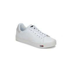 Buty Tommy Jeans ALAN 1A. Białe trampki męskie Tommy Jeans, bez wzorów, z jeansu, bez zapięcia. Za 439,00 zł.
