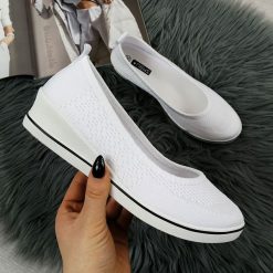 Tenisówki na koturnie slip on białe N.E.W.S. - biały. Białe trampki i tenisówki damskie N.E.W.S., bez wzorów, bez zapięcia. Za 59,99 zł.