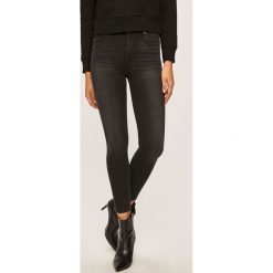 Levi's - Jeansy 721. Czarne jeansy damskie Levi's®, s, bez wzorów, z elastanu, z podwyższonym stanem. W wyprzedaży za 229,90 zł.