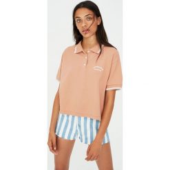 Łososiowa koszulka polo z piki. Różowe koszulki damskie Pull&Bear, bez wzorów, polo, z krótkim rękawem. Za 79,90 zł.