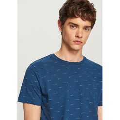T-shirt z drobnym nadrukiem - Granatowy. Niebieskie t-shirty męskie Reserved, s, z nadrukiem, bez kołnierzyka. Za 39,99 zł.