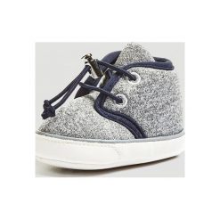 Buty Neal Z Kontrastowym Wykończeniem. Buciki niemowlęce Guess Kids, z tkaniny, z okrągłym noskiem, na sznurówki. Za 84,00 zł.
