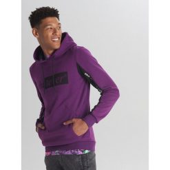 Fioletowa bluza z nadrukiem - Fioletowy. Fioletowe bluzy męskie Cropp, s, z nadrukiem, bez kołnierzyka, bez rękawów, bez kaptura. W wyprzedaży za 59,99 zł.