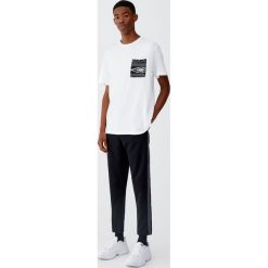 Koszulka z etniczną kieszonką. Czarne koszulki męskie Pull&Bear, m, bez wzorów, bez kołnierzyka, z krótkim rękawem, krótkie. Za 59,90 zł.