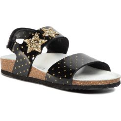 Sandały GEOX - J Adriel G. A J028MA 0BCQD C0495 S Black/Gold. Czarne sandały dziewczęce Geox, ze skóry ekologicznej, bez zapięcia. W wyprzedaży za 159,00 zł.