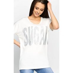 Biały T-shirt Sugar Cane. Białe t-shirty damskie marki Born2be, s, z napisami, z okrągłym kołnierzem. Za 49,99 zł.