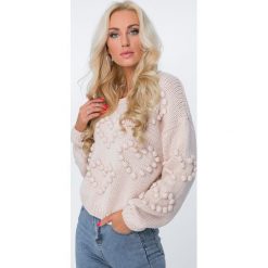 Swetry klasyczne damskie: Sweter z serduszkami pudrowy MISC216