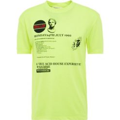 McQ Alexander McQueen DROPPED SHOULDER TEE Tshirt z nadrukiem neon yellow. Żółte koszulki męskie marki McQ Alexander McQueen, xl, z nadrukiem, z poliesteru, bez kołnierzyka. Za 509,00 zł.