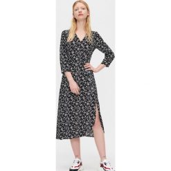 Sukienka maxi z rozcięciem - Czarny. Czarne sukienki damskie Cropp, s, bez wzorów, bez kołnierzyka, bez rękawów, maxi. W wyprzedaży za 59,99 zł.