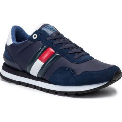 Sneakersy TOMMY JEANS - Lifestyle Sneaker EM0EM00338 Ink 006. Niebieskie sneakersy męskie Tommy Jeans, na co dzień, bez wzorów, z jeansu, eleganckie, bez zapięcia. Za 399,00 zł.