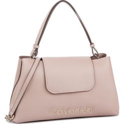 Torebka CALVIN KLEIN - Dressed Up Top Handle K60K605395 646. Różowe topy damskie Calvin Klein, bez wzorów, ze skóry ekologicznej, z klasycznym kołnierzykiem. Za 799,00 zł.
