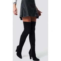 Pamela x NA-KD Kozaki za kolano - Black. Czarne kozaki damskie Pamela x NA-KD, na imprezę, za kolano, na wysokim obcasie, na obcasie, bez zapięcia. Za 283,95 zł.
