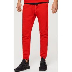 Czerwone joggery - Czerwony. Czerwone bez kategorii marki Cropp, s. W wyprzedaży za 29,99 zł.