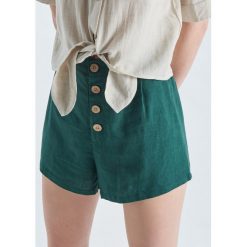 Szorty High Waist z guzikami - Khaki. Brązowe szorty damskie Cropp, bez wzorów, z podwyższonym stanem. Za 49,99 zł.