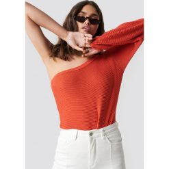 NA-KD Sweter na jedno ramię - Red. Czerwone swetry klasyczne damskie NA-KD. Za 121,95 zł.
