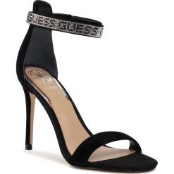 Sandały GUESS - Kahlun FL5KLU SUE03 BLACK. Czarne klapki damskie Guess, z aplikacjami, z zamszu, bez obcasa, na obcasie. Za 659,00 zł.