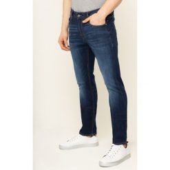 Jeansy Slim Fit Guess Miami M93AN1 D3PA1. Niebieskie jeansy męskie Guess, m, z aplikacjami, z jeansu. W wyprzedaży za 239,00 zł.