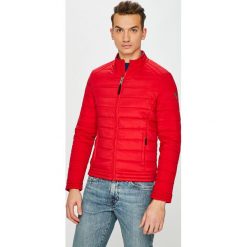 Guess Jeans - Kurtka. Czerwone płaszcze męskie Guess Jeans, xxl, z aplikacjami, z poliesteru, krótkie, bez kaptura. W wyprzedaży za 429,90 zł.