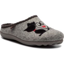 Kapcie MANITU - 320579 Grau 9. Szare klapki damskie Manitu, z aplikacjami, z tworzywa sztucznego, bez obcasa. Za 139,00 zł.