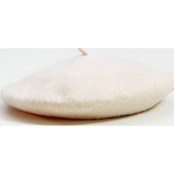 Beret z wełną - Kremowy. Białe berety damskie Mohito, bez wzorów, z wełny. Za 39,99 zł.