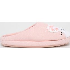 Etam - Kapcie Merida. Różowe kapcie damskie Etam, z gumy. W wyprzedaży za 49,90 zł.